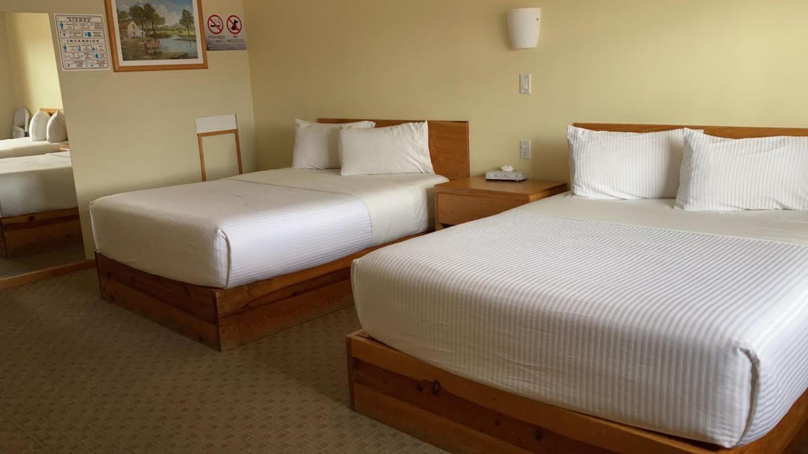La Huerta Inn & Suites Cuauhtémoc Szoba fotó